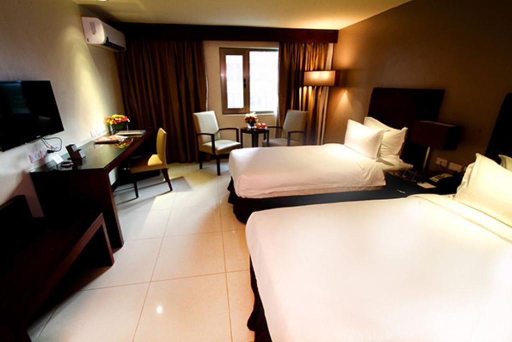 Mandarin Plaza Hotel Cebu Esterno foto